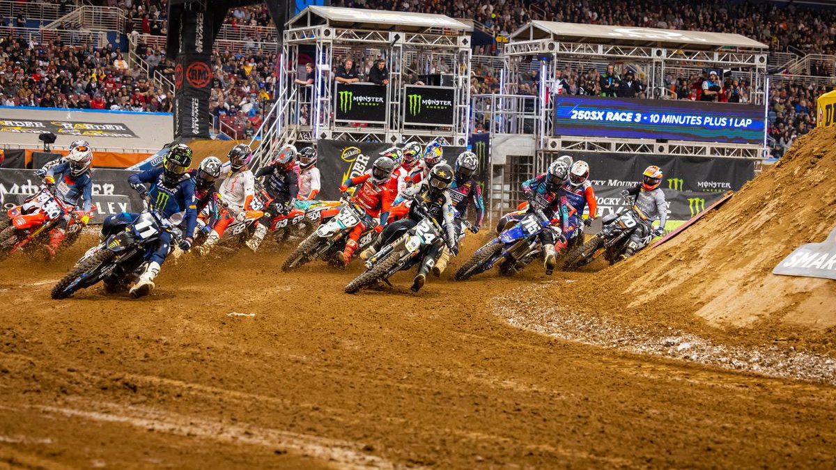 2022 St. Louis Supercross, 250SX race start. - Simon Cudby/Husqvarna Media.